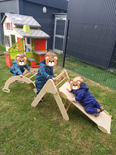 Jeux entre enfants à la micro crèche la mézière