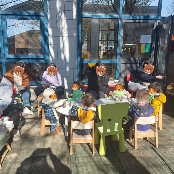 Repas dehors pour les enfants de la crèche à saint grégoire rennes