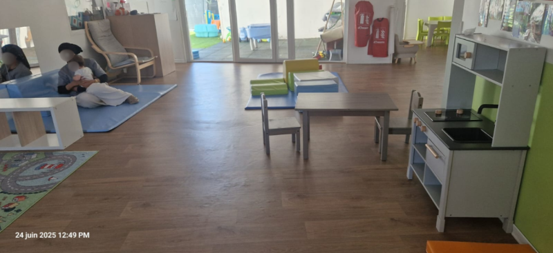 Pièce de vie de la micro-crèche La petite cabane de la Pinatel