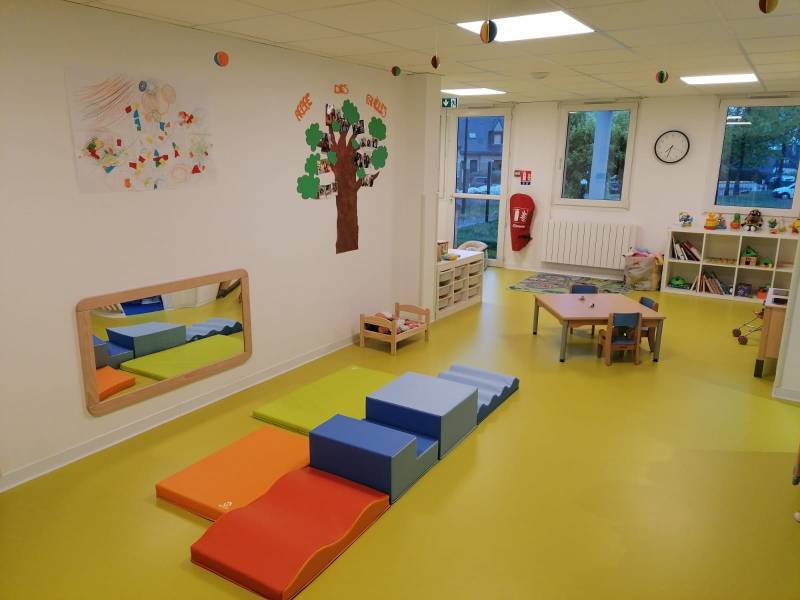 Bienveillance, motricité et éveil musical rythment le quotidien des enfants à La Mézière, près de Rennes.